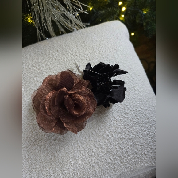 Anthropologie, Set of 2 Floral Hair Claw Clips, Brown/Black - Picture 2 of 7